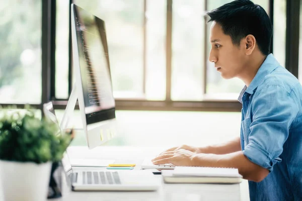 Programcılar ve geliştiriciler yazılım kodluyor ve geliştiriyor.