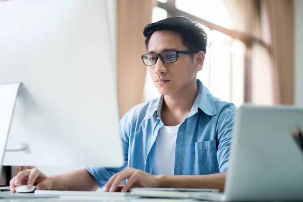 Programadores Equipos Desarrolladores Están Codificando Desarrollando Software —  Fotos de Stock