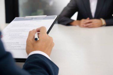 İş durumu, iş görüşme kavramı. Şirket personel Yöneticisi ile bir iş görüşmesine kendinden emin iş adamı