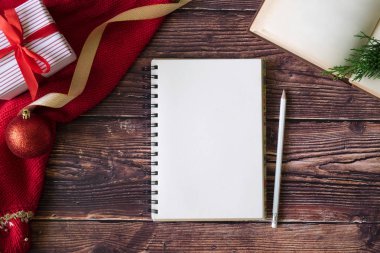 Noel hediye kutuları üzerinde masa artalanını vintage etkisi renkle woodden.