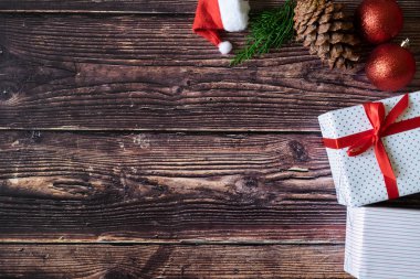 Noel hediye kutuları üzerinde masa artalanını vintage etkisi renkle woodden.