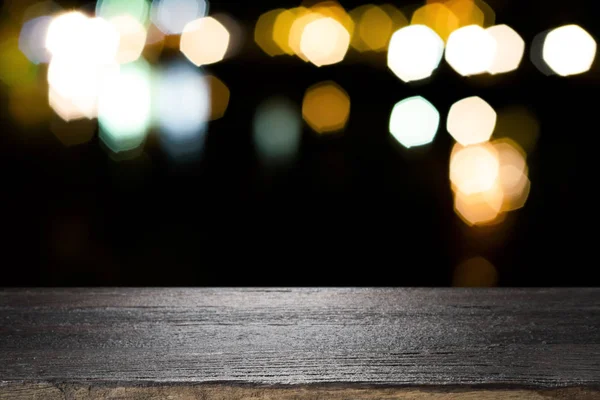 空の木製テーブル プラットフォームと夜のボケ味 — ストック写真