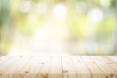 Doğa ormanının kökenli odak dışında yeşil bokeh ile mevcut ürün için boş tablo