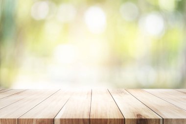 Doğa ormanının kökenli odak dışında yeşil bokeh ile mevcut ürün için boş tablo