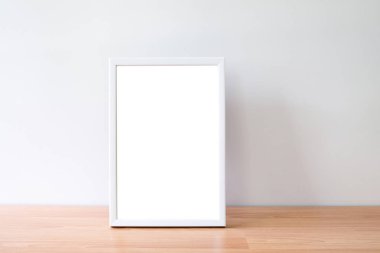Alay kadar portre fotoğraf çerçevesi üzerinde tablo woodden veya zemin ve beyaz boş duvar, ev dekorasyon woodden.