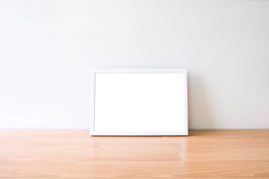 Alay kadar ufuk fotoğraf çerçevesi üzerinde tablo woodden veya zemin ve beyaz boş duvar, ev dekorasyon woodden.
