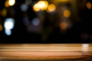 Bokeh geceleri üzerinde mevcut ürün için boş ahşap masa bokeh görüntü ile arka plan bulanıklık