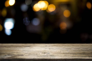 Bokeh geceleri üzerinde mevcut ürün için boş ahşap masa bokeh görüntü ile arka plan bulanıklık