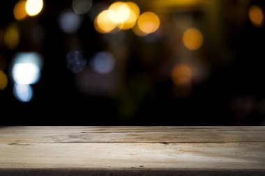 Bokeh geceleri üzerinde mevcut ürün için boş ahşap masa bokeh görüntü ile arka plan bulanıklık