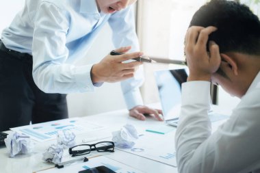 İş ortağı ve ciddi tartışma suçlamaya takım çalışması. Meslektaşları iddia yatırım belgeyle ilgili çakışma iş yerinde sahip katılmıyorum. İş insanlar ciddi Toplantı. 