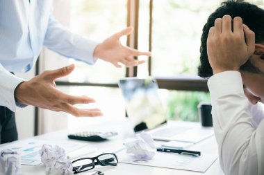 İş ortağı ve ciddi tartışma suçlamaya takım çalışması. Meslektaşları iddia yatırım belgeyle ilgili çakışma iş yerinde sahip katılmıyorum. İş insanlar ciddi Toplantı. 