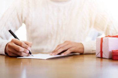 Noel ve Yılbaşı sırasında tebrik kartları evde yazma erkekler.