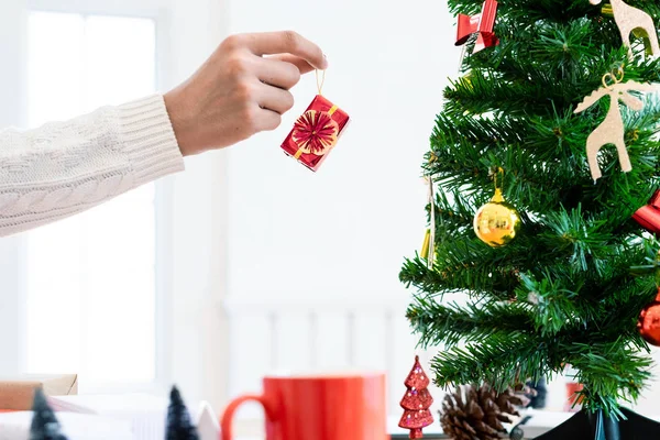 Ung Man Dekorera Chrsitmas Träd Jul Och Nyår Dekoration — Stockfoto