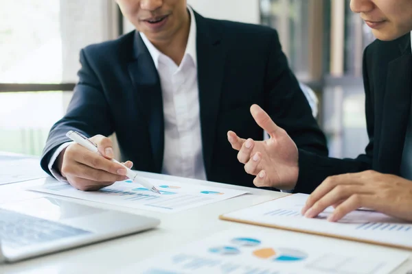 Unga Start Affärsmän Lagarbete Brainstorming Möte För Att Diskutera Det — Stockfoto