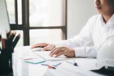 Ofiste çalışan mimar veya mühendis, inşaat konsepti. Mühendislik araçları.