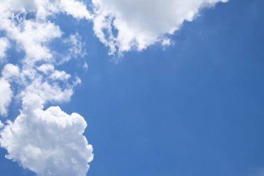 Gökyüzü beyaz bulutlar arka plan. Bulutlar gökyüzü arka plan.