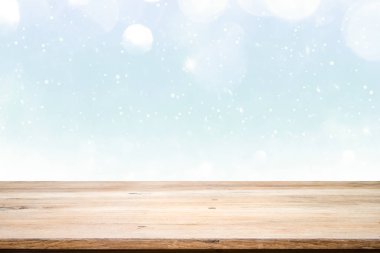 Ahşap masa kış kar ve beyaz bokeh arka plan üzerinde üst ve montaj veya görüntü ürünleri için kullanılan.