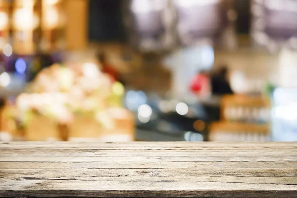 コーヒーショップやソフトドリンクバーで現在の製品のための空の木製テーブルぼかし画像と背景をぼかす — ストック写真
