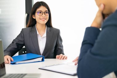 İş durumu, iş görüşme kavramı. Şirket personel Yöneticisi ile bir iş görüşmesine kendinden emin iş adamı