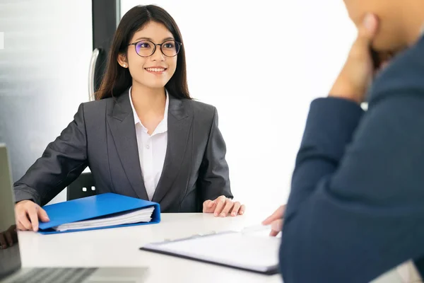 Geschäftslage Vorstellungsgespräch Selbstbewusster Geschäftsmann Vorstellungsgespräch Mit Einem Personalmanager — Stockfoto