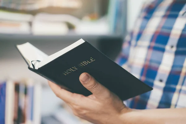 Religião Conceito Cristianismo Homem Segurando Lendo Sagrada Bíblia Cristã — Fotografia de Stock