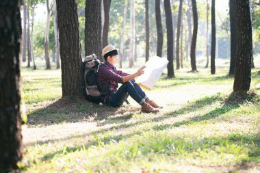 Macera ve seyahat fikir kavramı hiking yaşam tarzı rahatlayın. Sırt çantası açık rahatlatıcı ile genç adam Traveler.