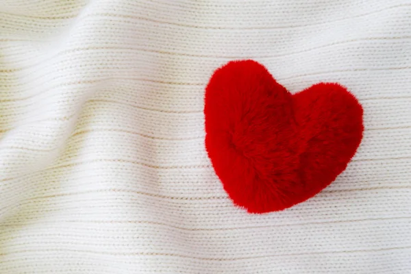 Coração Vermelho Fofo Fundo Tecido Macio Aconchegante Branco Coração Bonito — Fotografia de Stock