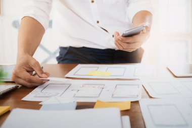 Web Tasarımcısı, Ux UI tasarımcı tasarım kullanıcı arayüzünü cep telefonu uygulaması. Yaratıcı planlama uygulama geliştirme düzen wireframe tasarım eskiz. Kullanıcı arayüzey ve kullanıcı deneyim teknoloji kavramı. 