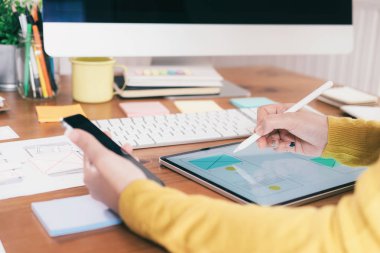 Web Tasarımcısı, Ux UI tasarımcı tasarım kullanıcı arayüzünü cep telefonu uygulaması. Yaratıcı planlama uygulama geliştirme düzen wireframe tasarım eskiz. Kullanıcı arayüzey ve kullanıcı deneyim teknoloji kavramı. 