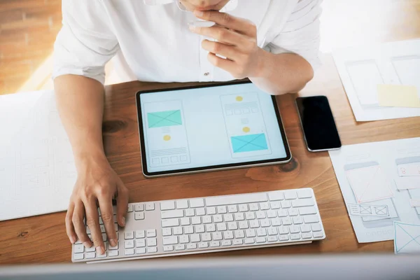 Web Tasarımcısı, Ux UI tasarımcı tasarım kullanıcı arayüzünü cep telefonu uygulaması. Yaratıcı planlama uygulama geliştirme düzen wireframe tasarım eskiz. Kullanıcı arayüzey ve kullanıcı deneyim teknoloji kavramı. 
