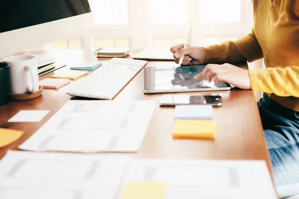 Web Tasarımcısı, Ux UI tasarımcı tasarım kullanıcı arayüzünü cep telefonu uygulaması. Yaratıcı planlama uygulama geliştirme düzen wireframe tasarım eskiz. Kullanıcı arayüzey ve kullanıcı deneyim teknoloji kavramı. 