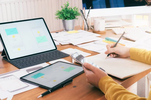 Web Tasarımcısı, Ux UI tasarımcı tasarım kullanıcı arayüzünü cep telefonu uygulaması. Yaratıcı planlama uygulama geliştirme düzen wireframe tasarım eskiz. Kullanıcı arayüzey ve kullanıcı deneyim teknoloji kavramı. 