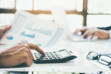 Mali tasarruf ekonomi kavramı. Muhasebeci ya da bankacı kullanımı hesap makinesi. 