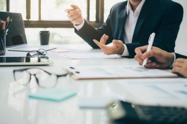 Mali tasarruf ekonomi kavramı. Muhasebeci ya da bankacı kullanımı hesap makinesi. 