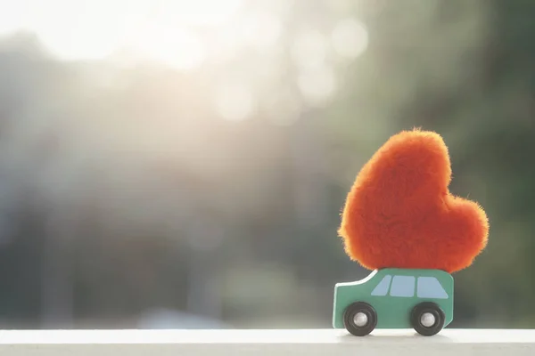 Ξύλινα Αυτοκίνητο Παιχνίδι Που Μεταφέρουν Κόκκινη Καρδιά Στην Κορυφή Αγάπη — Φωτογραφία Αρχείου