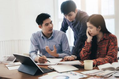 Ofiste çalışan tasarımcı takım. Beyin fırtınası toplantı yaratıcı ekibi.