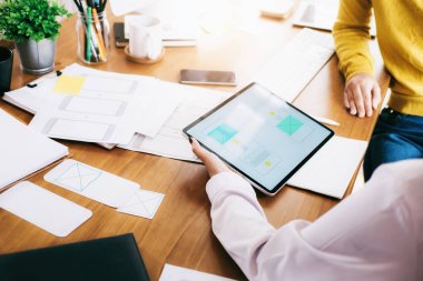 Toplantı ve Web sitesi ve mobil uygulama kullanıcı arabirimi tel kafes düzenini tasarlamak planlama yaratıcı Ux UI tasarımcı takım çalışması. Mobil ve Web sitesi tasarım geliştirme teknolojisi. 