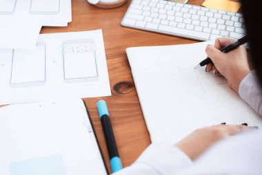 Web tasarımcısı, UX UI tasarımcısı mobil uygulama kullanıcı arayüzü tasarlıyor. Yaratıcı planlama uygulaması geliştirme taslağı kablo çizimi tasarımı.