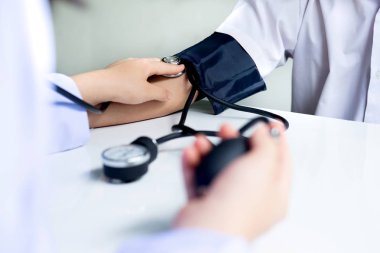 Doktor kontrol hasta. Doktor hasta bir stetoskop ile inceliyor. Sağlık, hastane ve tıp kavramı