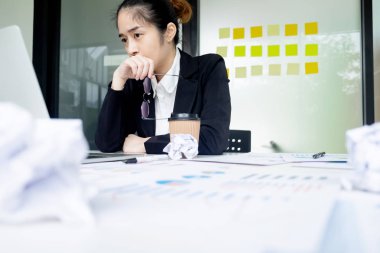 Stresli aşırı iş yükü iş adamı ofiste.