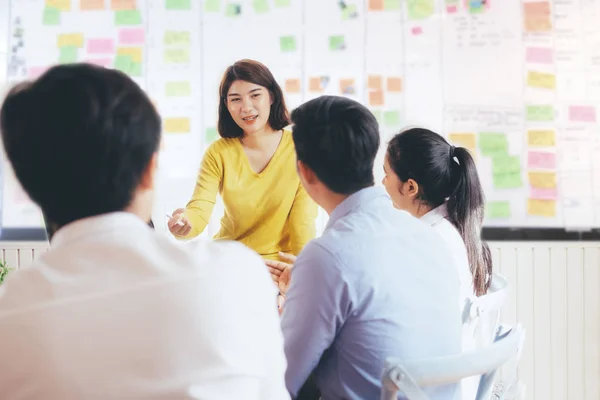 Giovani Imprenditori Startup Lavoro Squadra Brainstorming Incontro Lavoro Squadra Aziendale — Foto Stock