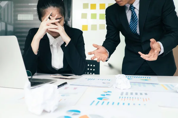 Trabalho Equipe Negócios Culpando Parceiro Discussão Séria Colegas Argumentam Sobre — Fotografia de Stock