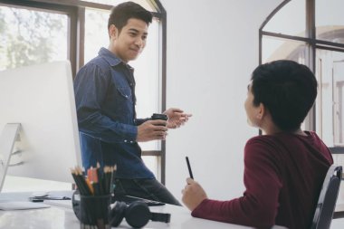 Mola sırasında dostça tartışma sahip yöneticiler.