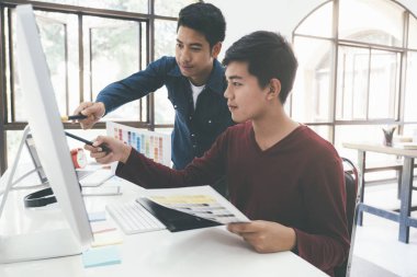Ofiste çalışan yaratıcı tasarımcı ekibi. 