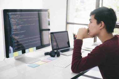 Programcılar ve geliştirici ekipleri softwa kodlama ve geliştirme