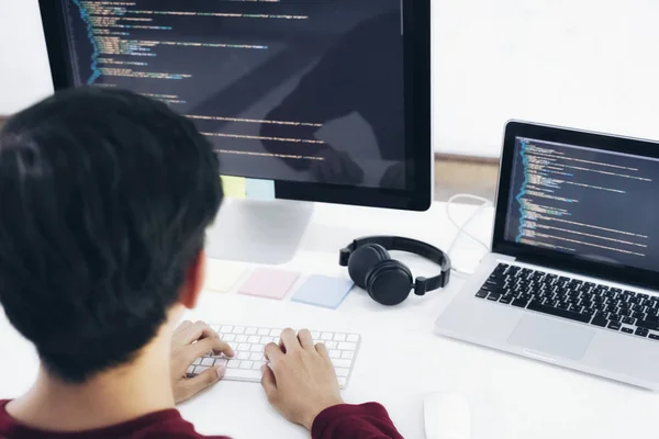Programadores y equipos de desarrolladores están codificando y desarrollando softwa — Foto de Stock