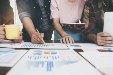 Yatırım tartışmak için iş adamları ekip çalışması toplantısı.