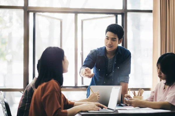 Zakenlieden teamwork bijeen om de investering te bespreken. — Stockfoto