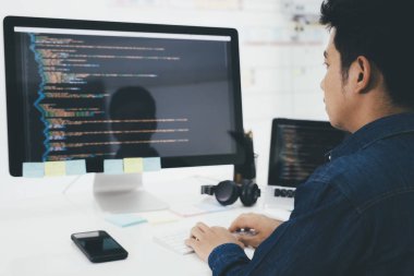 Programcılar ve geliştirici ekipleri softwa kodlama ve geliştirme