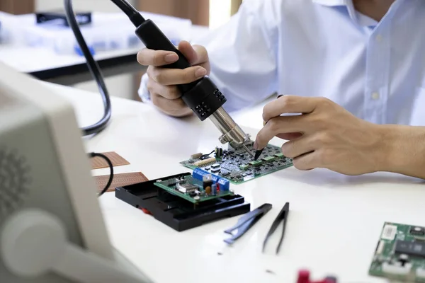 Teknikern kontrollerar den elektroniska enheten. — Stockfoto